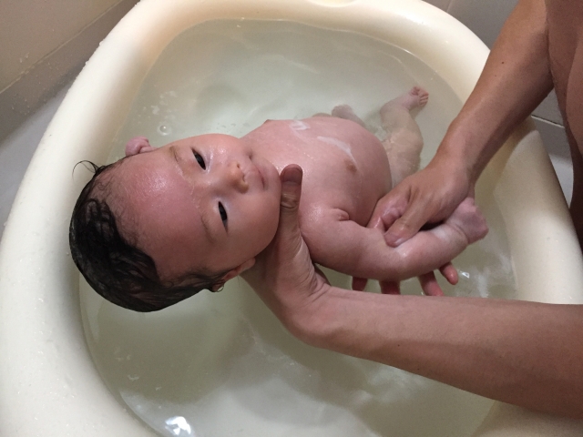 赤ちゃんのお風呂入れ方は 耳に水は入らないの Rara Blog